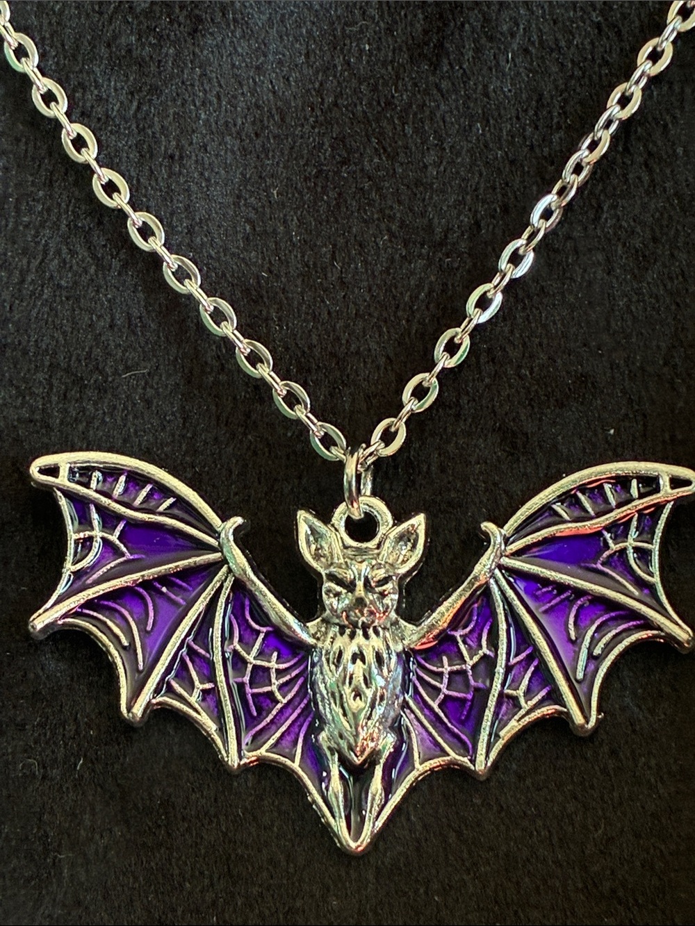 NWT Gothic bat pendant necklace silvertone purple wings unisex Witchy Halloween